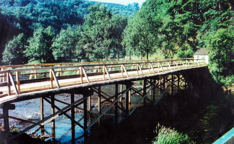 Datei:1980 Notbrücke am Campingplatz.jpg