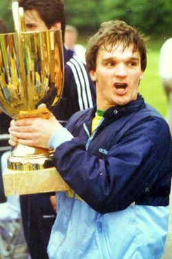 Achim Hennig 1988 mit Kylltalpokal