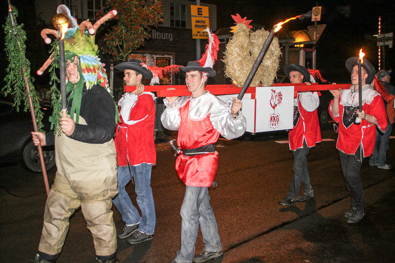 Datei:2012 Weg um die Brücken.jpg