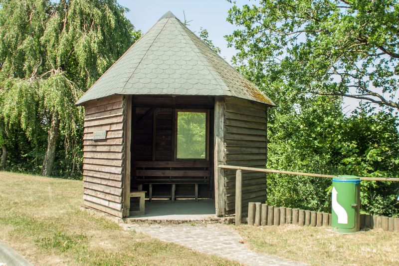 Datei:Hütte an der Wilsecker Linde.jpg