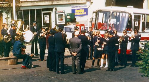 1976 Maiblasen des Musikverein Kyllburg vor der Tankstelle Wanken