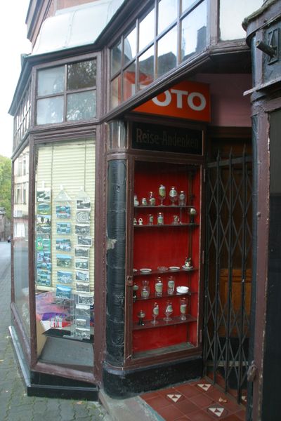 Datei:Bahnhofstraße 4 Schaufenster rechts.jpg